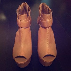 Peep toe. Platform heels.